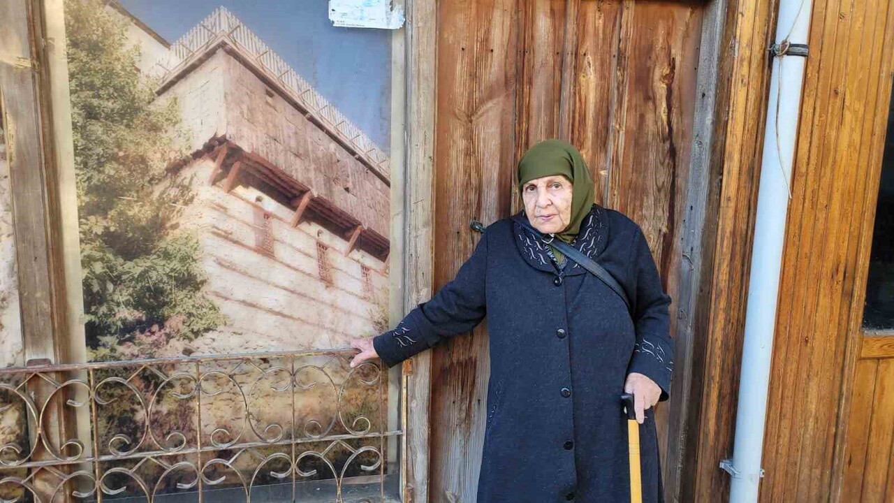 90 YAŞINDAKİ FİKRİYE NİNE MANİLERİYLE HAFIZALARA HAYRAN BIRAKIYOR