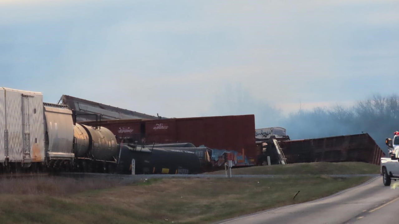 ABD'NİN KENTUCKY EYALETİNDE KÜKÜRT TAŞIYAN TRENİN RAYDAN ÇIKMASI SONUCU MEYDANA GELEN KAZADA...