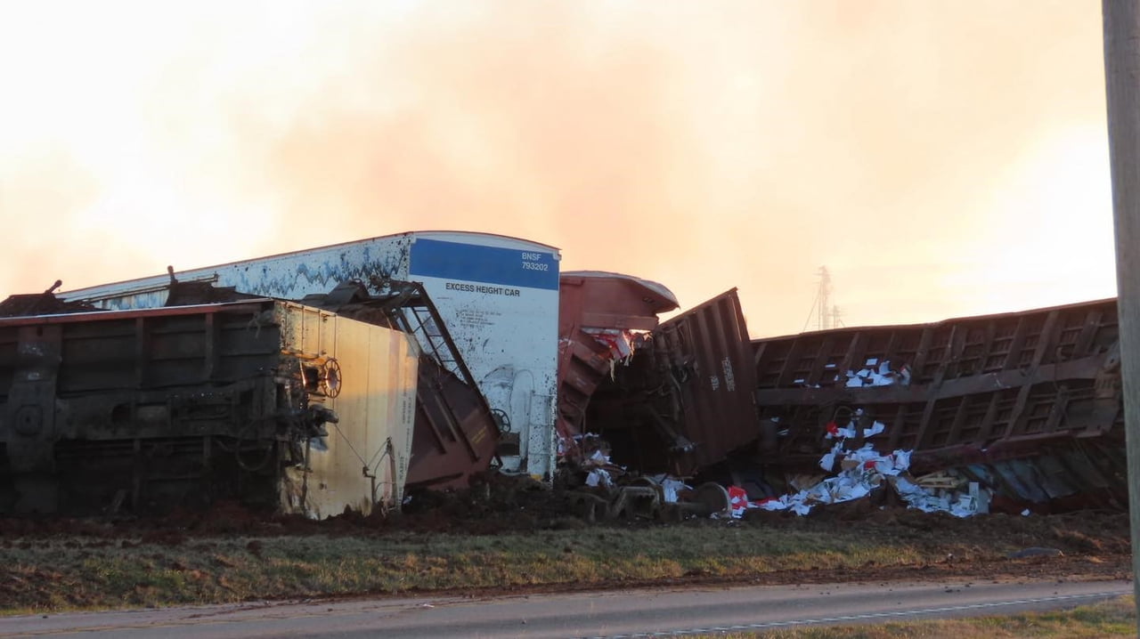 ABD'NİN KENTUCKY EYALETİNDE KÜKÜRT TAŞIYAN TRENİN RAYDAN ÇIKMASI SONUCU MEYDANA GELEN KAZADA...
