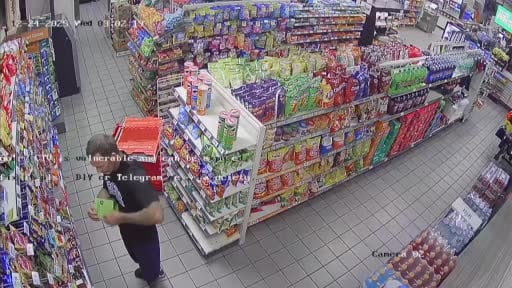 ABD’de Texas eyaletindeki Dallas ve Fort Worth bölgesinde maskeli hırsızlar, marketin içindeki...