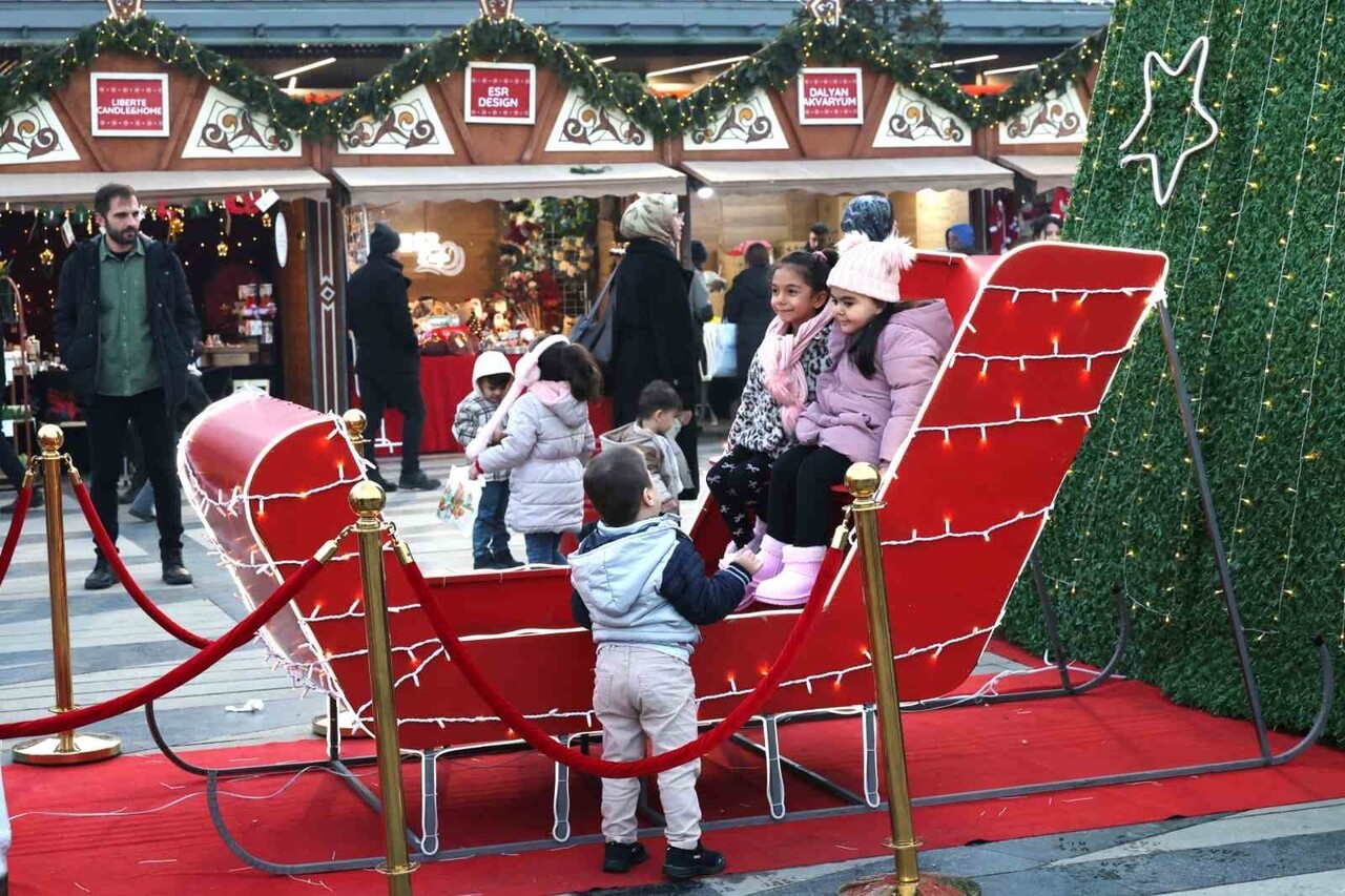 AÇILDIĞI GÜNDEN BU YANA BURSALILARA YENİ BİR SOLUK KAZANDIRAN OSMANGAZİ MEYDANI, YENİ YILIN...