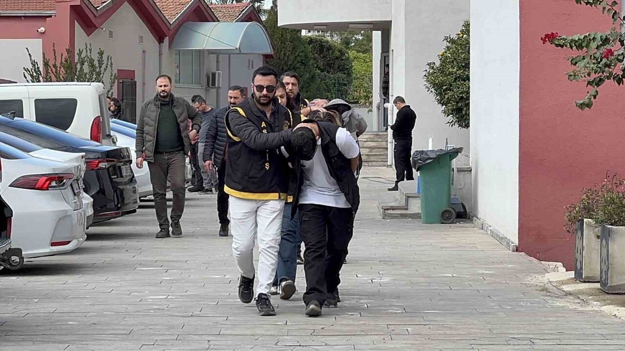 ADANA'DA 19 YAŞINDAKİ GENCİN, ESKİ SEVGİLİSİNİ TELEFONA RAHATSIZ ETTİĞİ İDDİASI SONRASI KONUŞMAK...