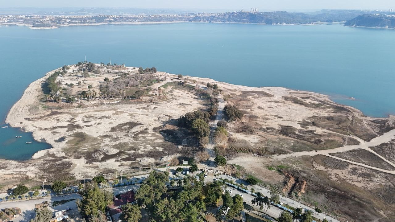 ADANA'DA AMERİKAN ADASI OLARAK BİLİNEN YERDEKİ KAÇAK YAPILARIN YIKIM İŞLEMLERİ SONA ERERKEN...