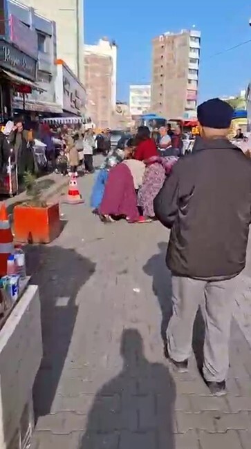 ADANA'DA BİR GRUP KADIN SOKAK ORTASINDA SAÇ SAÇA BAŞ BAŞA KAVGAYA TUTUŞTU