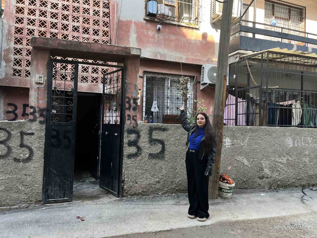 ADANA'DA BİR KARGOCU, MÜŞTERİSİ SİNEM ŞAHİN'E (20) TESLİM EDECEĞİ KARGOYU ARACINDAN DAHİ İNMEDEN...