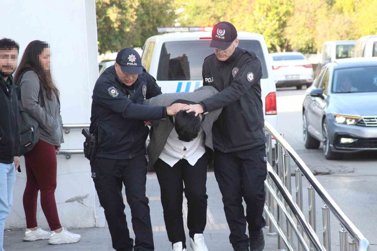 ADANA'DA DOLMUŞ SÜRÜCÜSÜNE TEHDİTLER SAVURAN PTT KARGO ŞOFÖRÜ, POLİS TARAFINDAN GÖZALTINA...