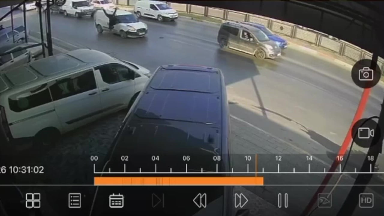 ADANA'DA HAFİF TİCARİ ARACIN YOLUN KARŞISINA GEÇMEK İSTEYEN BİR KİŞİYE ÇARPMA ANI GÜVENLİK...