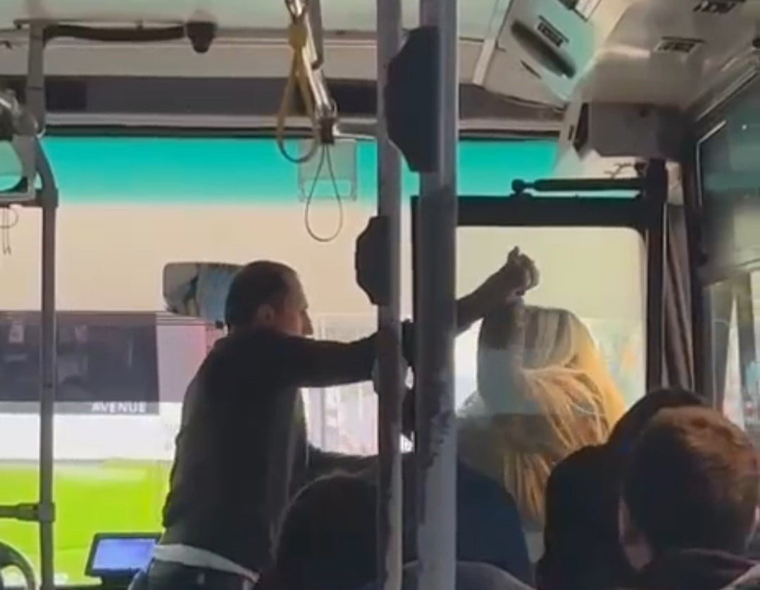 ADANA'DA KADIN MOTOSİKLET SÜRÜCÜSÜYLE KAVGA EDEN HALK OTOBÜSÜ ŞOFÖRÜ ADLİ KONTROL ŞARTIYLA SERBEST...