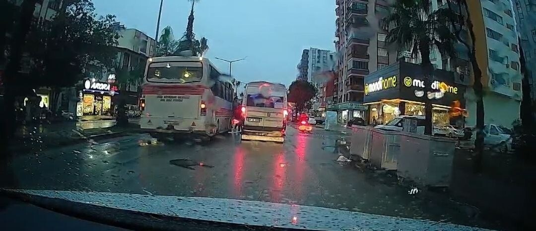 ADANA'DA  OTOBÜS SÜRÜCÜSÜNÜN DİĞER MİNİBÜS SÜRÜCÜSÜNÜ SIKIŞTIRARAK KAZAYA SEBEBİYET VERDİĞİ...