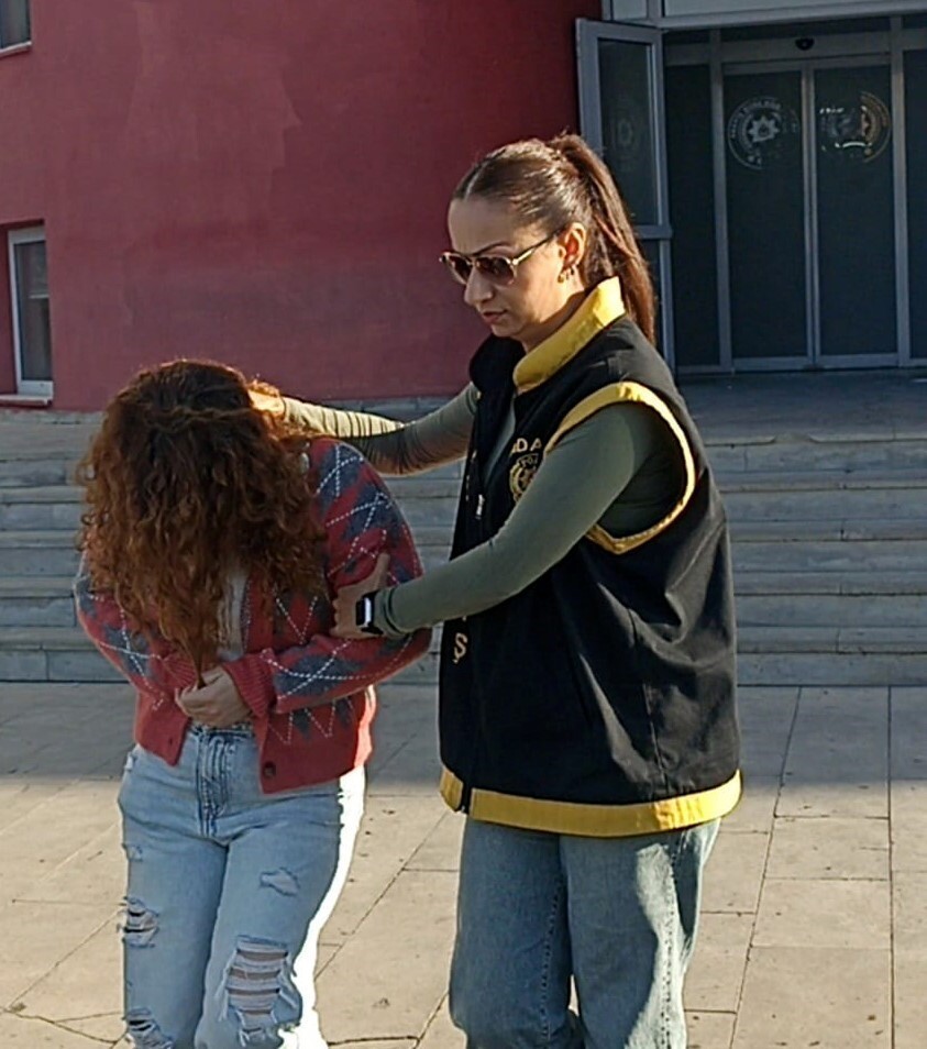 ADANA'DA SİLAHLI YAĞMA SUÇUNDAN 16 YIL HAPİS CEZASIYLA ARANAN KADIN YAKALANDI.