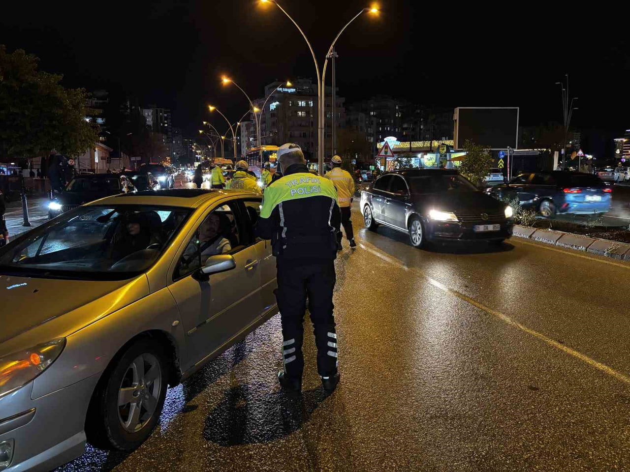 ADANA'DA YENİ YIL ÖNCESİ VATANDAŞLARIN HUZUR VE GÜVENLİĞİNİ SAĞLAMAK AMACIYLA "YILBAŞI HUZUR VE...