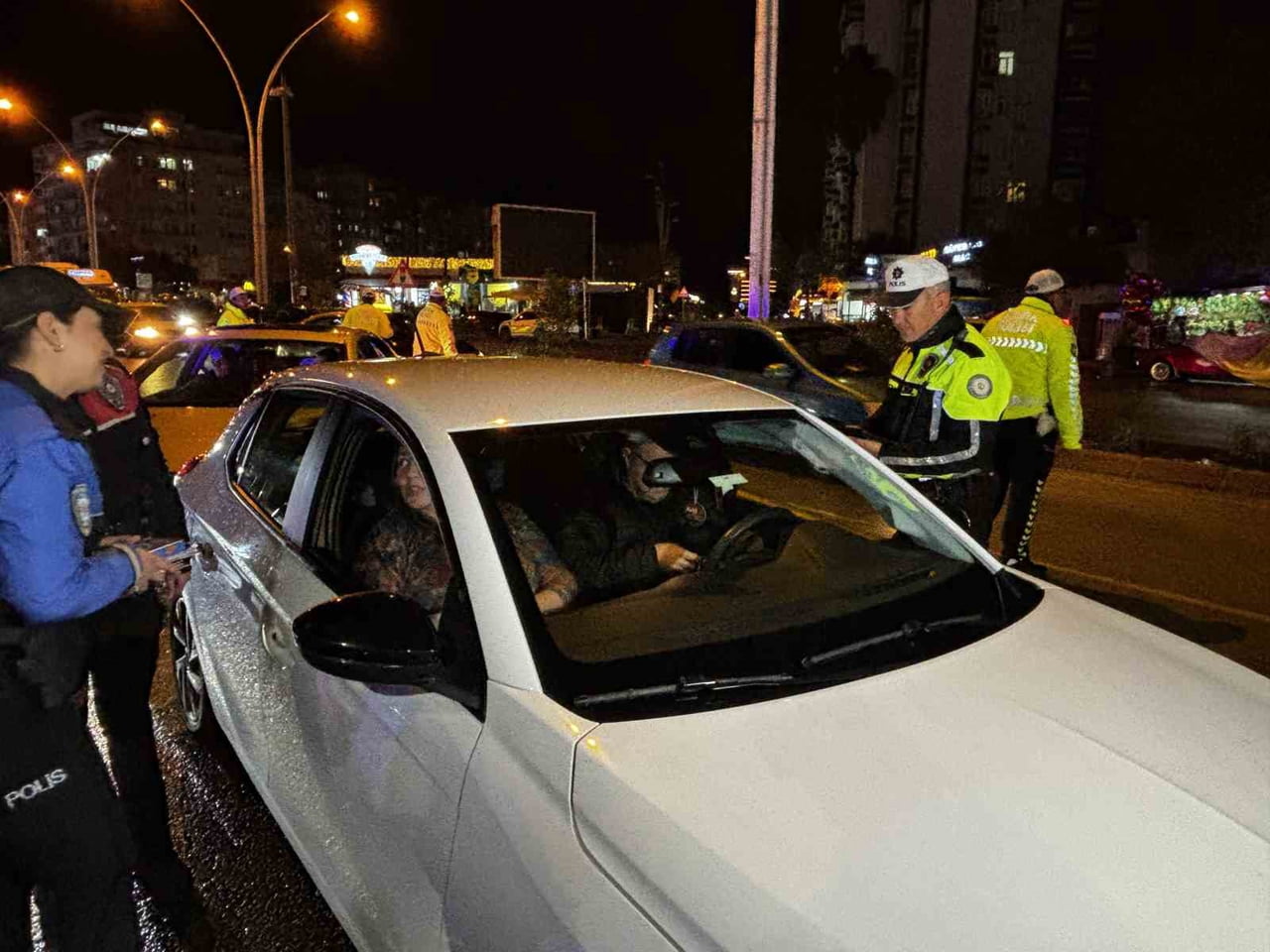 ADANA'DA YENİ YIL ÖNCESİ VATANDAŞLARIN HUZUR VE GÜVENLİĞİNİ SAĞLAMAK AMACIYLA "YILBAŞI HUZUR VE...