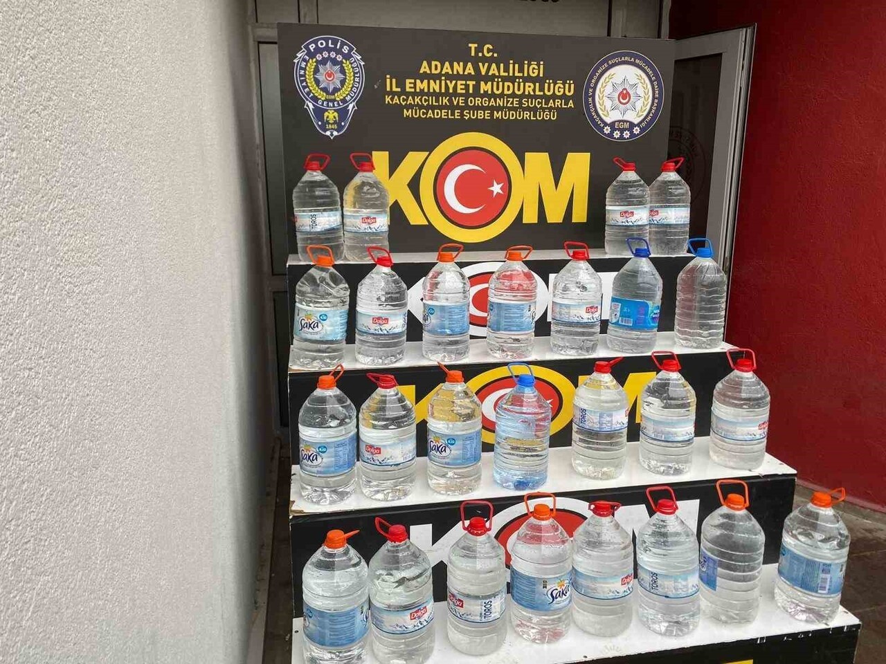 ADANA'DA YILBAŞI ÖNCESİ KOM EKİPLERİ SAHTE İÇKİ OPERASYONUNDA 2 TON 80 LİTRE KAÇAK ETİL ALKOL İLE...