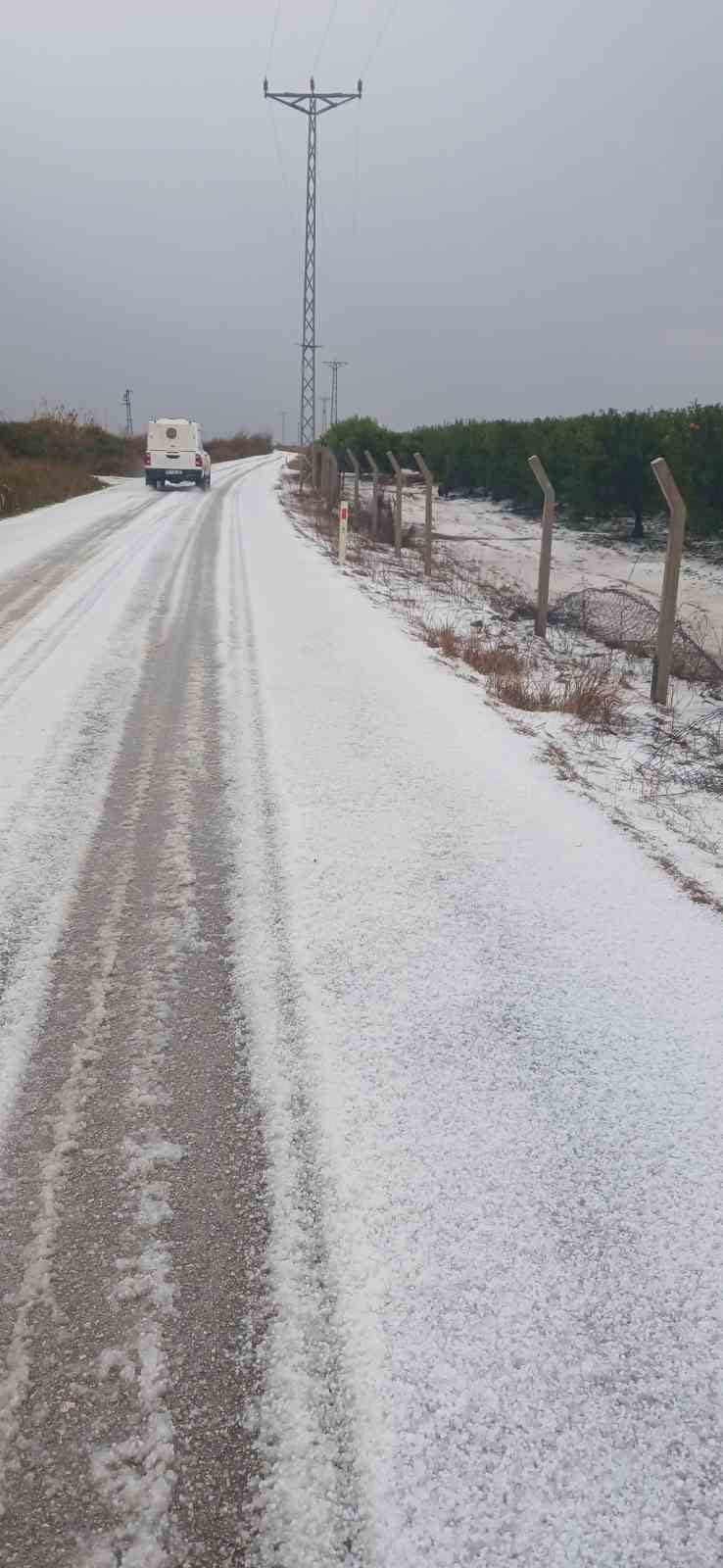 ADANA'NIN KARATAŞ İLÇESİNDE DOLU YAĞIŞI MEYDANA GELDİ. YOLLAR BEYAZA BÜRÜNDÜ.