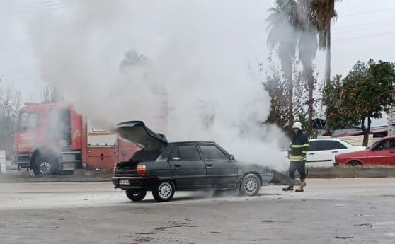 ADANA'NIN KOZAN İLÇESİNDE BİR ARAÇTA ÇIKAN YANGIN İTFAİYE EKİPLERİNİN MÜDAHALESİ İLE...