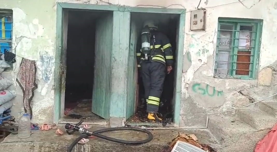 ADANA'NIN KOZAN İLÇESİNDEKİ BİR EVDE ÇIKAN YANGIN PANİĞE NEDEN OLURKEN ÇEVREYE SIÇRAMADAN...