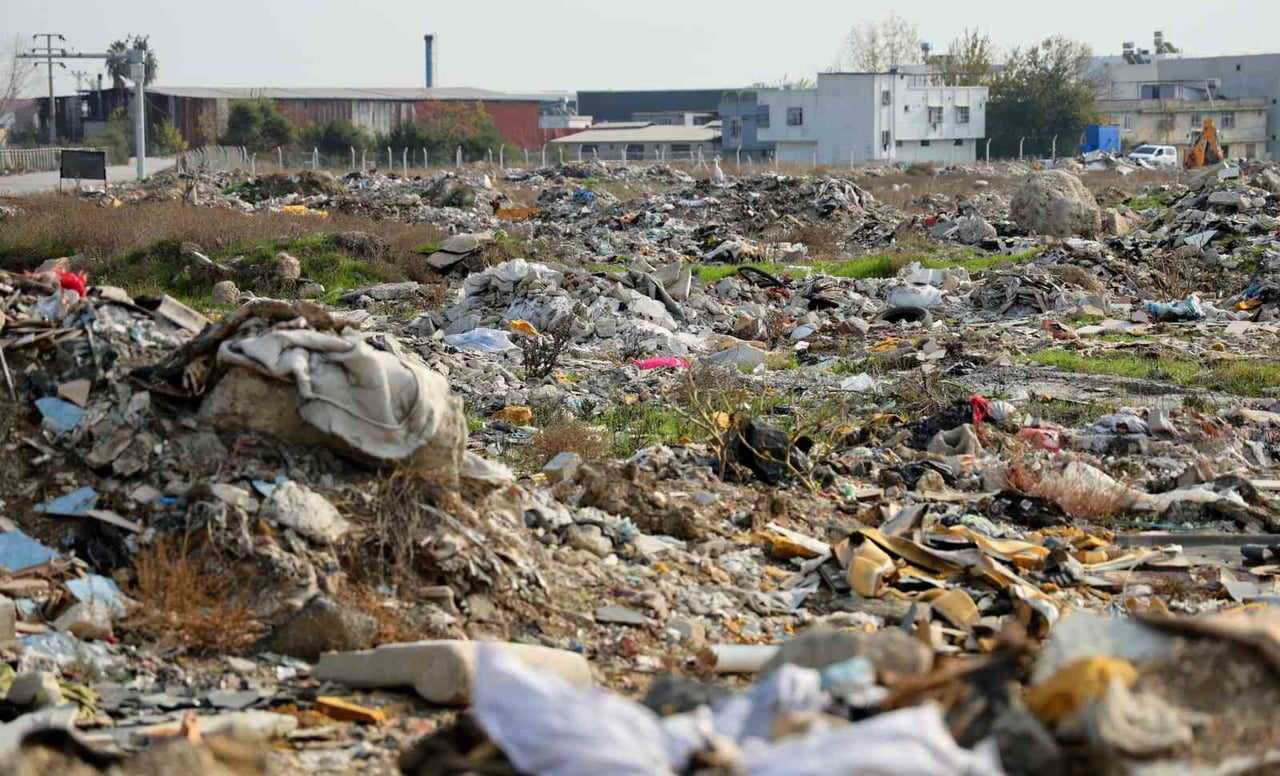 ADANA'NIN MERKEZİNDE BULUNAN ARAZİ, ÇEVRE KİRLİLİĞİ NEDENİYLE TEPKİ ÇEKİYOR. BÖLGENİN ADETA...