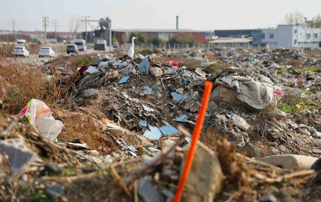 ADANA'NIN MERKEZİNDE BULUNAN ARAZİ, ÇEVRE KİRLİLİĞİ NEDENİYLE TEPKİ ÇEKİYOR. BÖLGENİN ADETA...