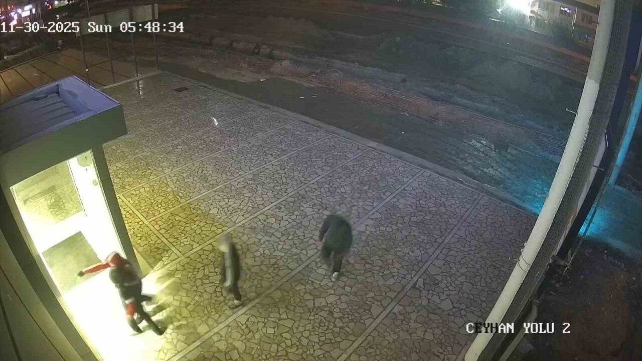 ADANA’DA 4 ÇOCUK MOTOSİKLET GALERİSİNE GELEREK BEĞENDİKLERİ MOTOSİKLETLERİ ÇALDI, BU ANLAR İSE...