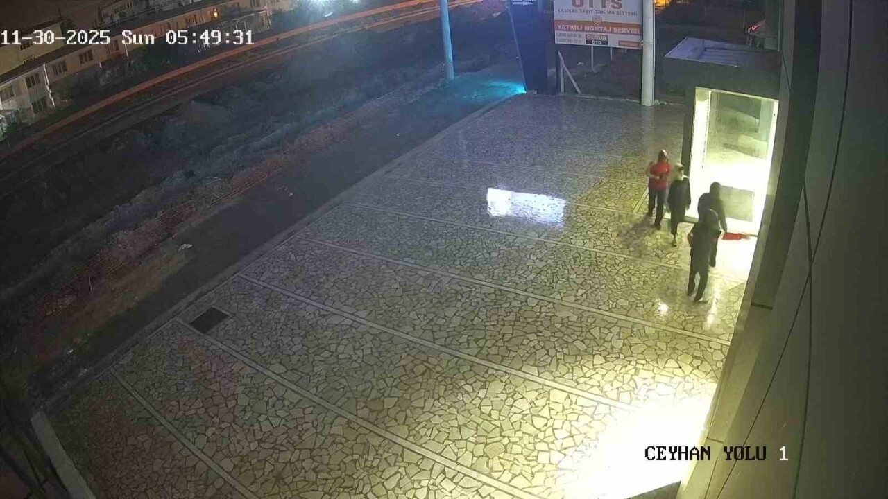 ADANA’DA 4 ÇOCUK MOTOSİKLET GALERİSİNE GELEREK BEĞENDİKLERİ MOTOSİKLETLERİ ÇALDI, BU ANLAR İSE...