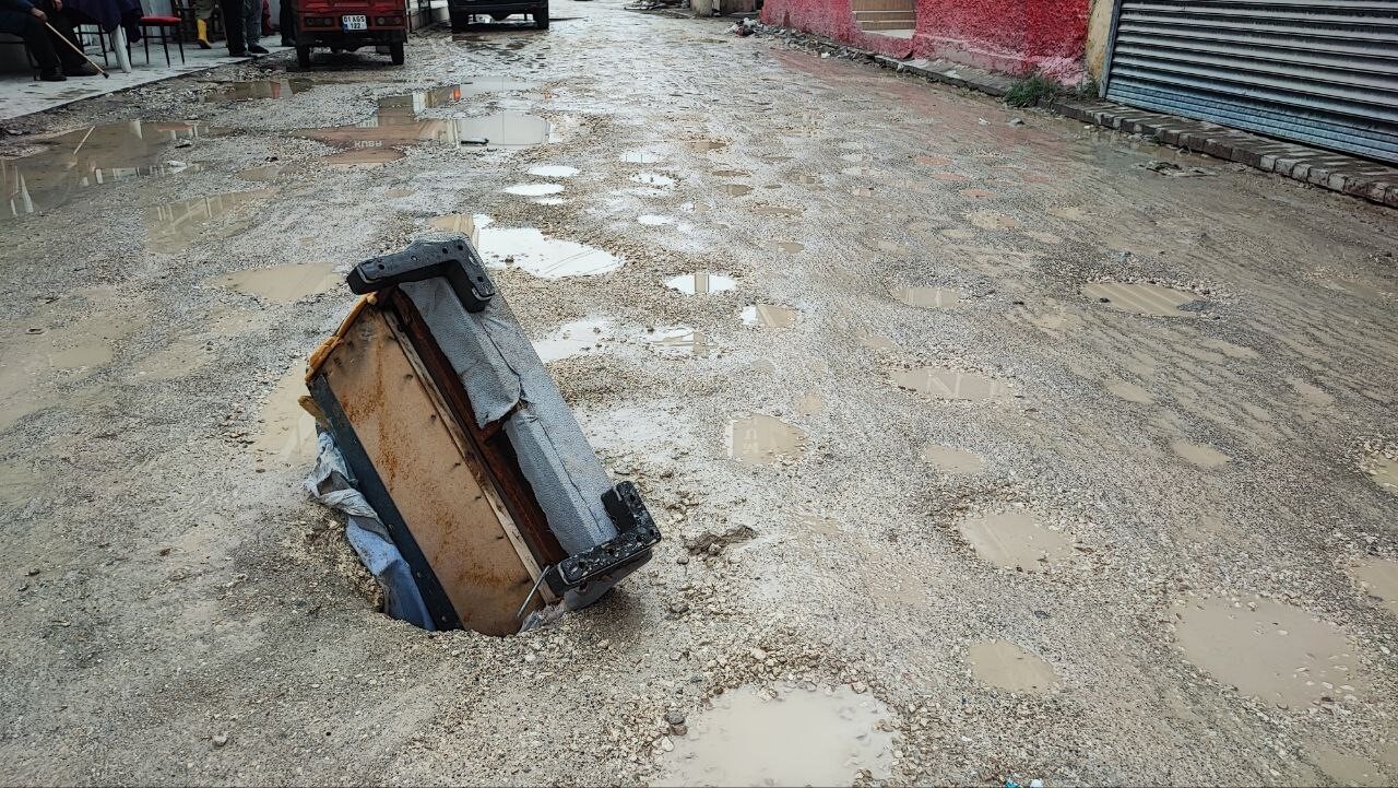 ADANA’DA ALT YAPI ÇALIŞMASI NEDENİYLE YAKLAŞIK BİR AY ÖNCE BOZULAN ANCAK BELEDİYE TARAFINDAN BİR...