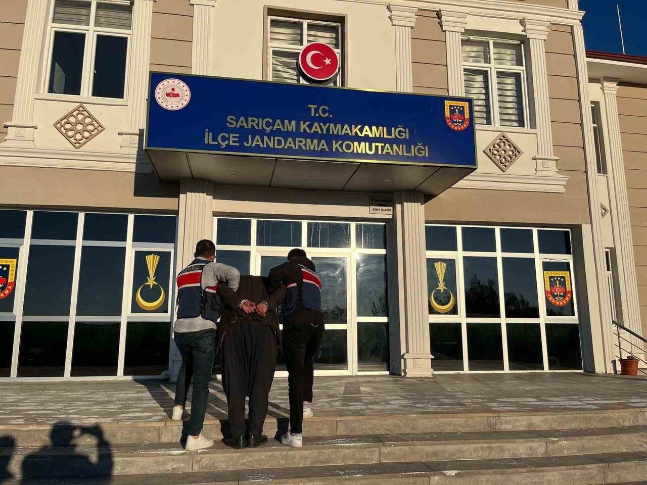 ADANA’DA ÇOCUĞA NİTELİKLİ CİNSEL İSTİSMAR SUÇUNDAN 15 YIL HAPİS CEZASIYLA ARANAN 67 YAŞINDAKİ...
