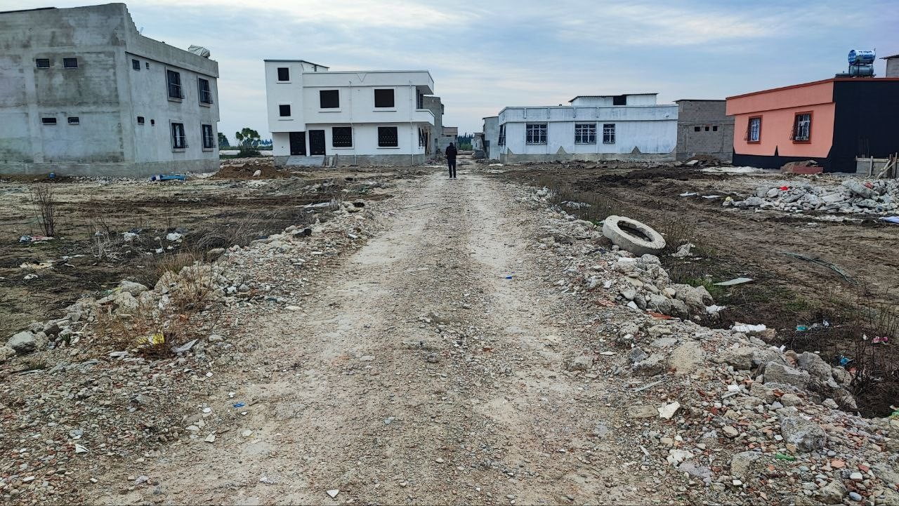 ADANA’DA GÜLBAHÇESİ MAHALLESİ’NDE YENİ YAPILAN KONUTLARDA YAŞAYAN VATANDAŞLAR, YOL VE ALTYAPI...