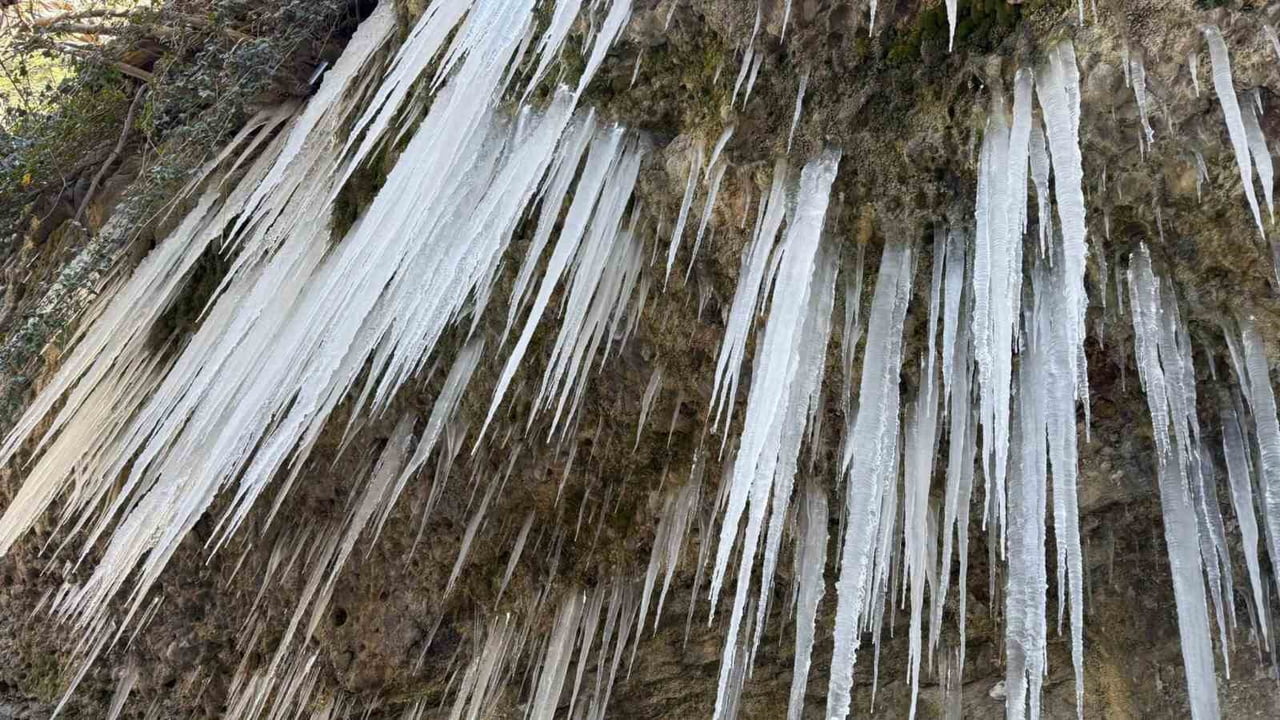 ADANA’DA  HAVA SICAKLARININ DÜŞMESİ İLE FEKE İLÇESİNDE  SU KAYNAKLARI VE ÇEVRESİNDE BUZ SARKITLARI...