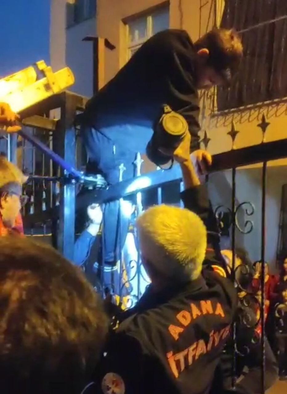 ADANA’DA KAPININ ÜZERİNDEN GEÇMEK İSTERKEN DEMİR KORKULUĞU BACAĞINA SAPLANAN ÇOCUK İTFAİYE...