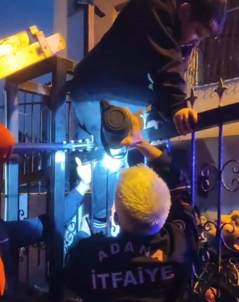 ADANA’DA KAPININ ÜZERİNDEN GEÇMEK İSTERKEN DEMİR KORKULUĞU BACAĞINA SAPLANAN ÇOCUK İTFAİYE...