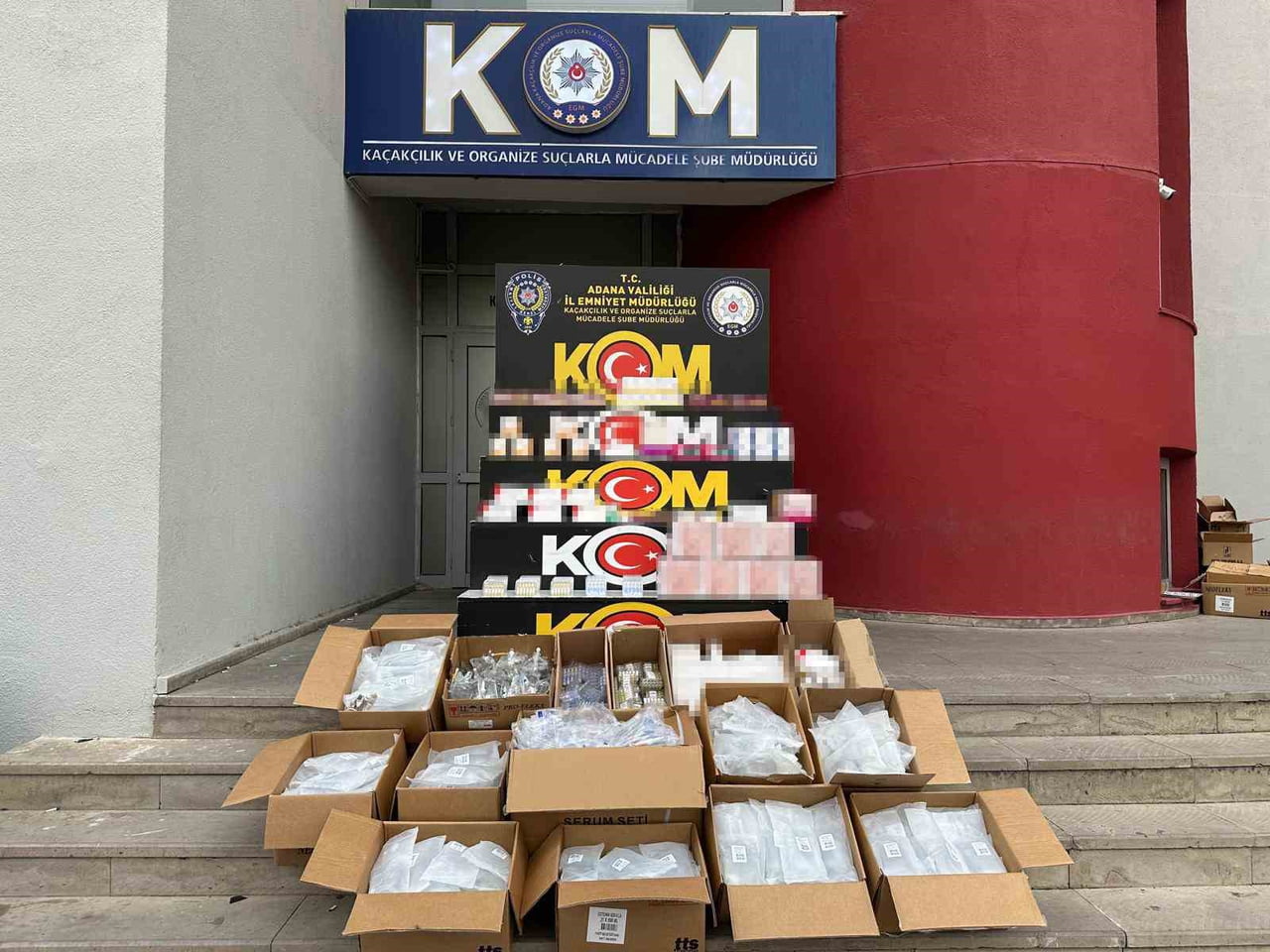 ADANA’DA MERDİVEN ALTI 2 MUAYENEYE YAPILAN OPERASYONDA ANTİBİYOTİK, SERUM VE AĞRI KESİCİ GİBİ 4...