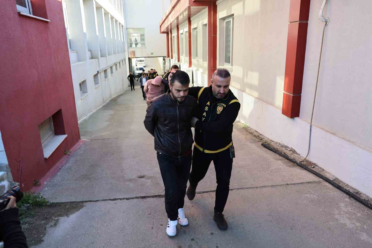 ADANA’DA OYUN OYNAMAK İÇİN GELDİKLERİ KAHVEHENEDE ÖLDÜRÜLEN 2 ARKADAŞIN CİNAYETİYLE İLGİLİ 11...