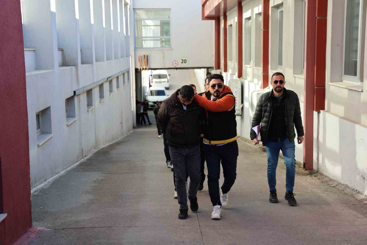 ADANA’DA OYUN OYNAMAK İÇİN GELDİKLERİ KAHVEHENEDE ÖLDÜRÜLEN 2 ARKADAŞIN CİNAYETİYLE İLGİLİ 11...