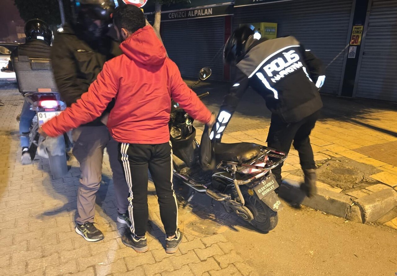 ADANA’DA PARKLARDA VE SOKAK ARALARINDA UYUŞTURUCU MADDE KULLANAN KİŞİLERE YÖNELİK YAPILAN...