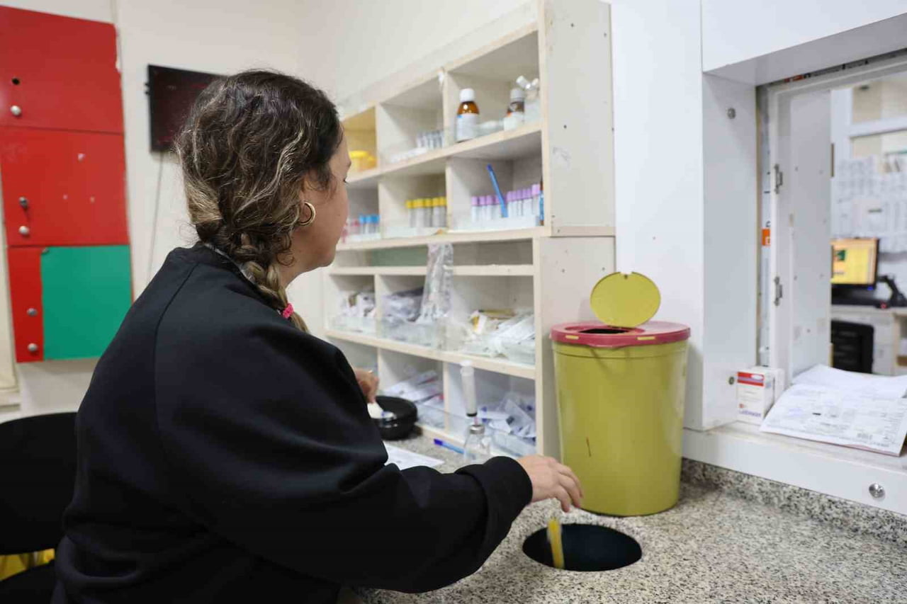 ADANA’DA SAĞLIK ÇALIŞANLARI, YENİ YILA SAATLER KALA HASTANELERDE ZORLU MESAİLERİNİ...