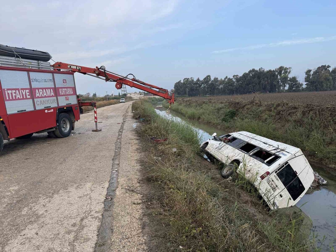 ADANA’DA TARIM İŞÇİLERİNİ TAŞIYAN MİNİBÜS SULAMA KANALINA DEVRİLDİ. KAZADA YARALANAN 18 KİŞİ...