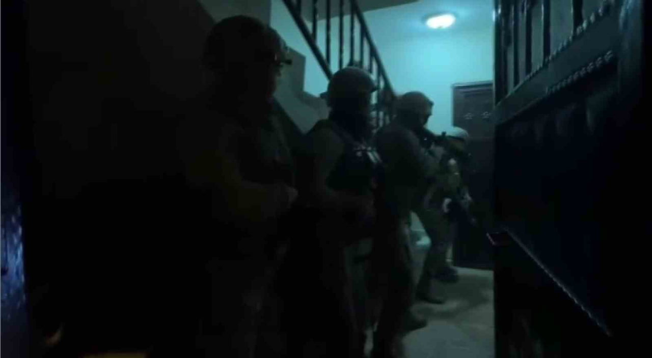 ADANA’DA UYUŞTURUCU SATICILARINA YÖNELİK ŞAFAK VAKTİ GERÇEKLEŞTİRİLEN OPERASYONDA 24 ŞÜPHELİ...