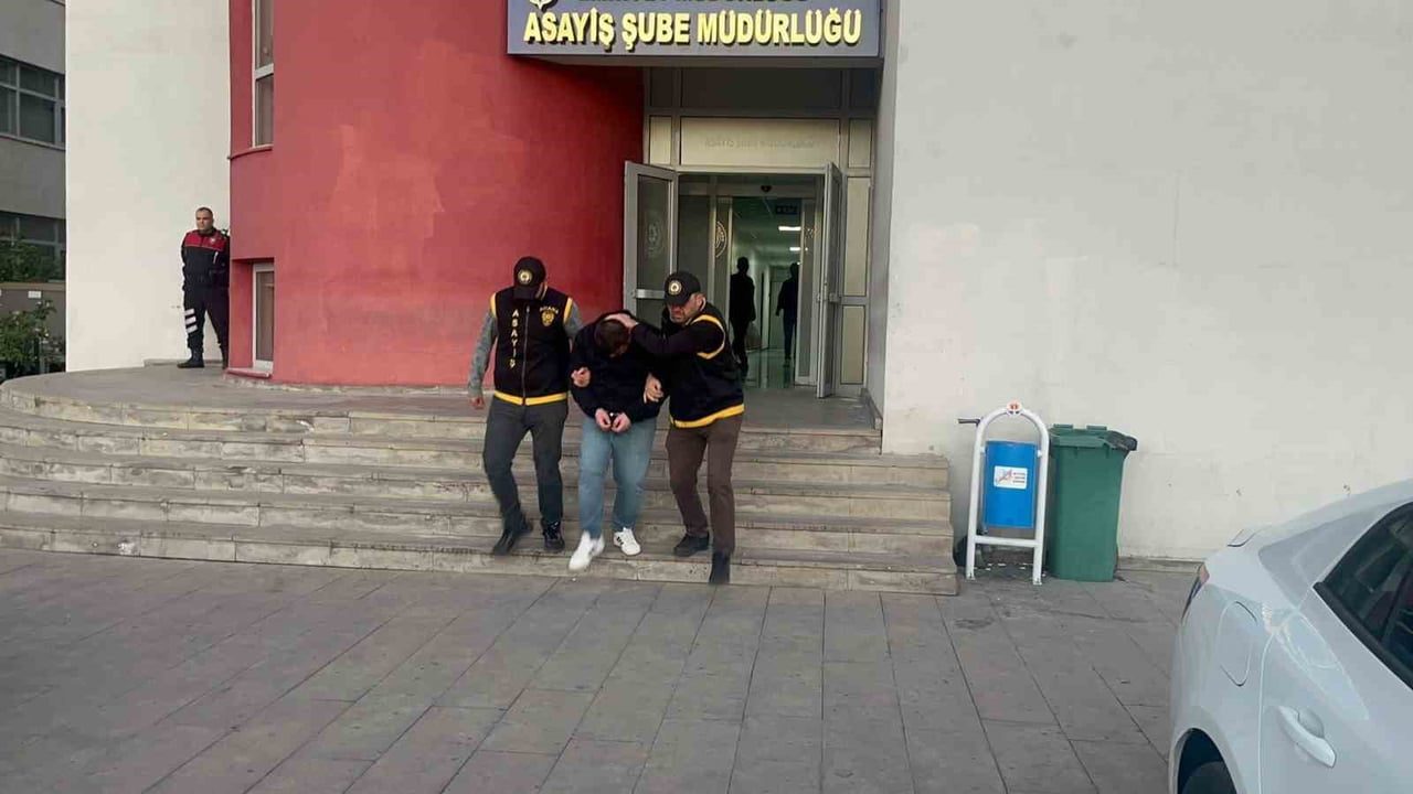 ADANA’DA YARALAMA, KİŞİYİ HÜRRİYETİNDEN YOKSUN BIRAKMA GİBİ 254 SUÇTAN ARANAN VE 25 YIL HAPİS...