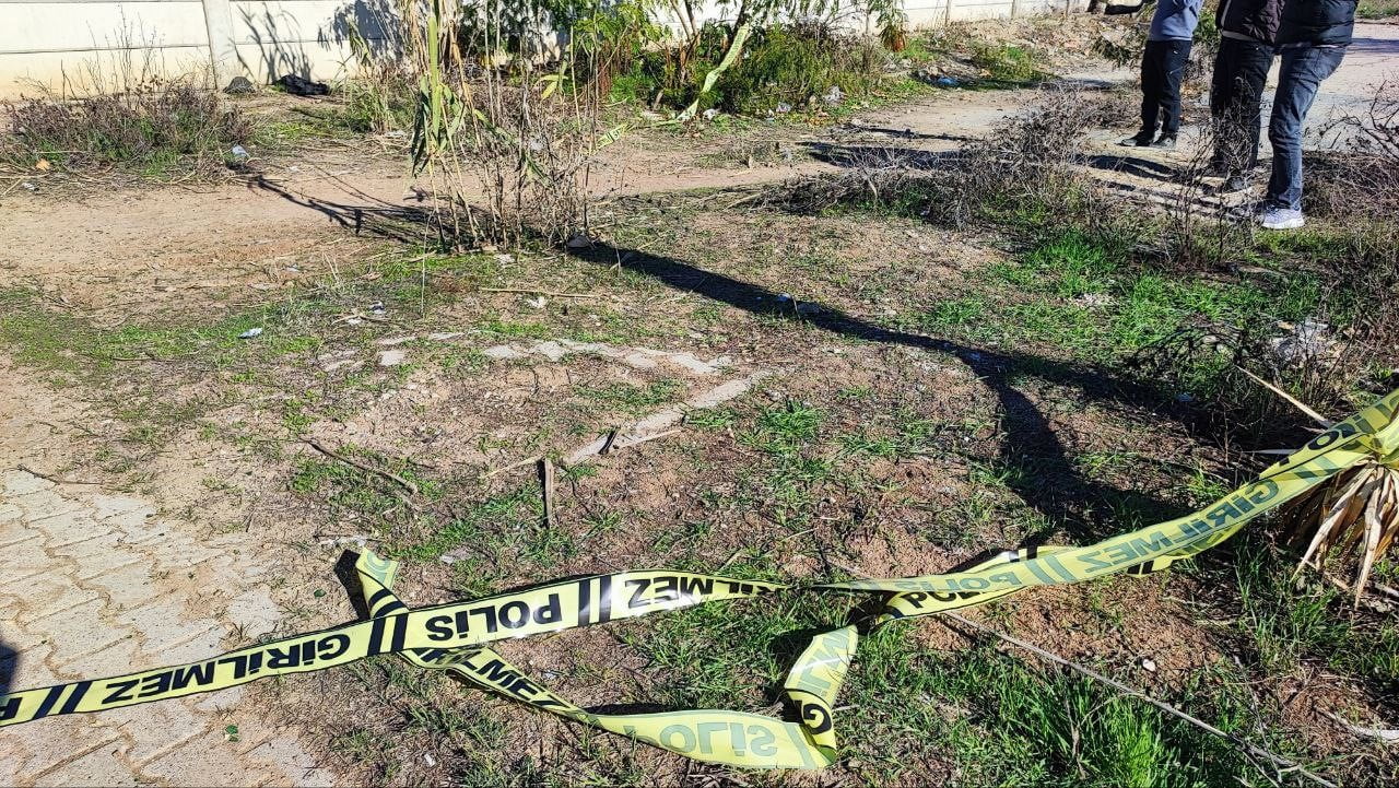 ADANA’DA YAŞLI BİR KADIN YOL KENARINDA ÖLÜ BULUNDU.