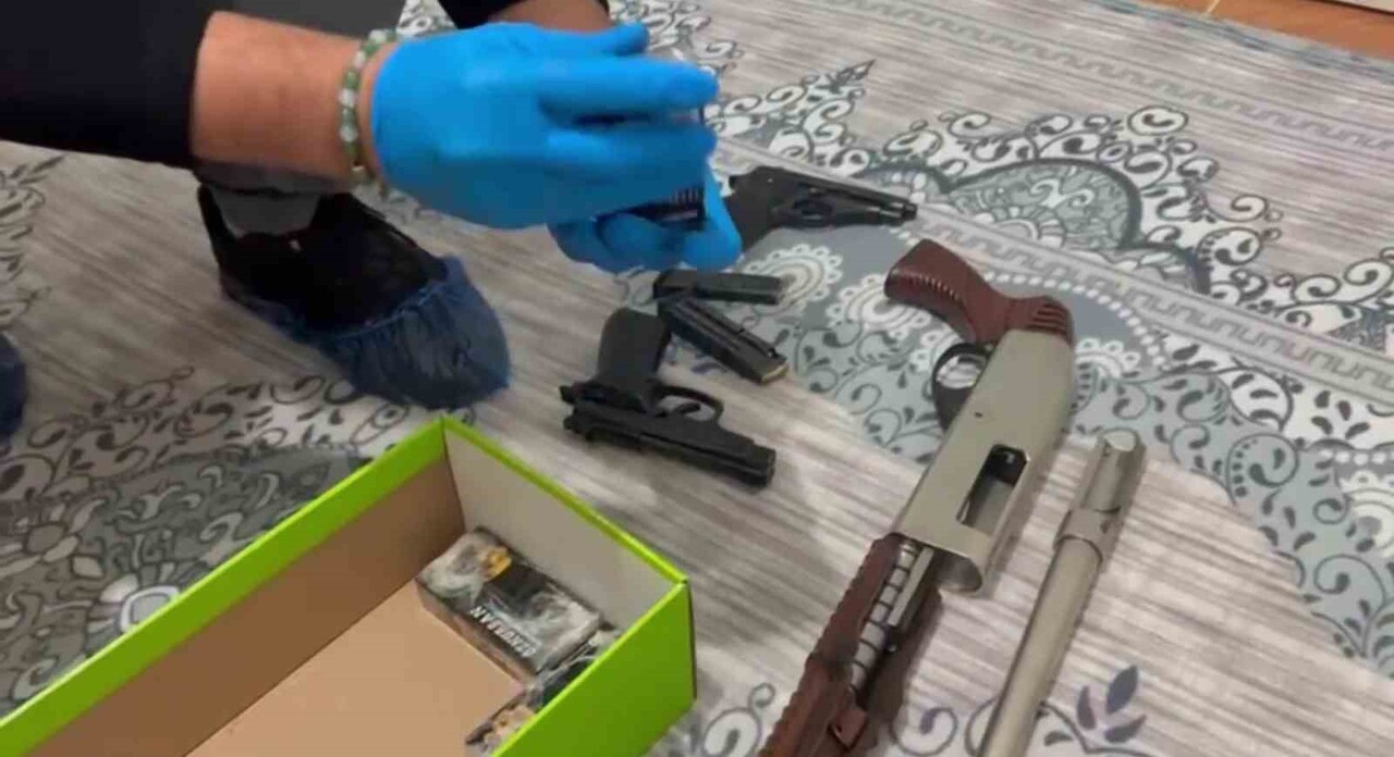 ADANA MERKEZLİ 6 İLDE SİLAH VE MÜHİMMAT TİCARETİ İLE SORUŞTURMANIN GİZLİLİĞİ İHLALİ YAPAN ŞEBEKEYE...