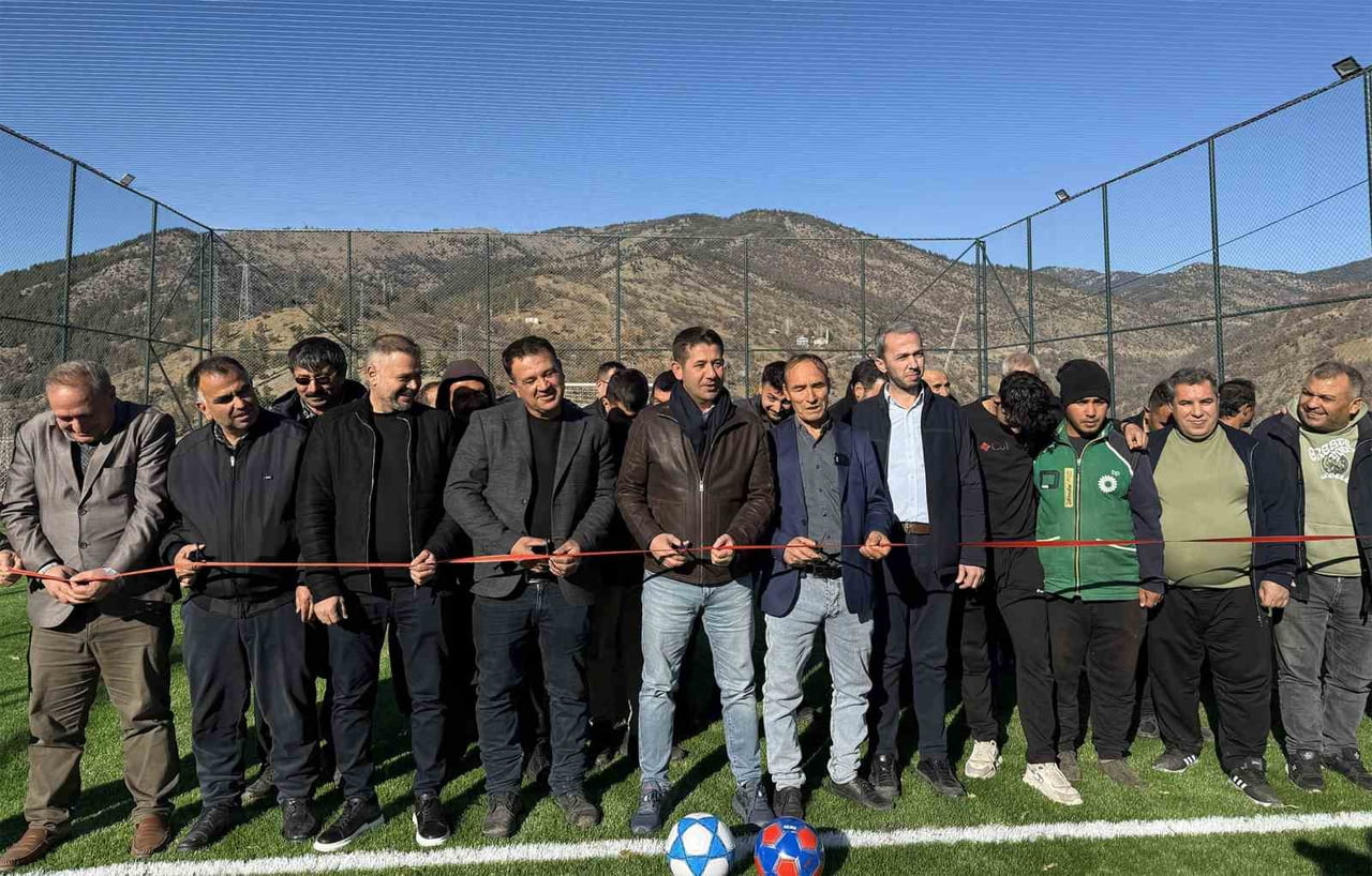 ADANA’NIN FEKE İLÇESİNDE FEKE BELEDİYE BAŞKANI CÖMERT ÖZEN, İLÇEDE SPOR ALTYAPISINI GÜÇLENDİRMEYE...