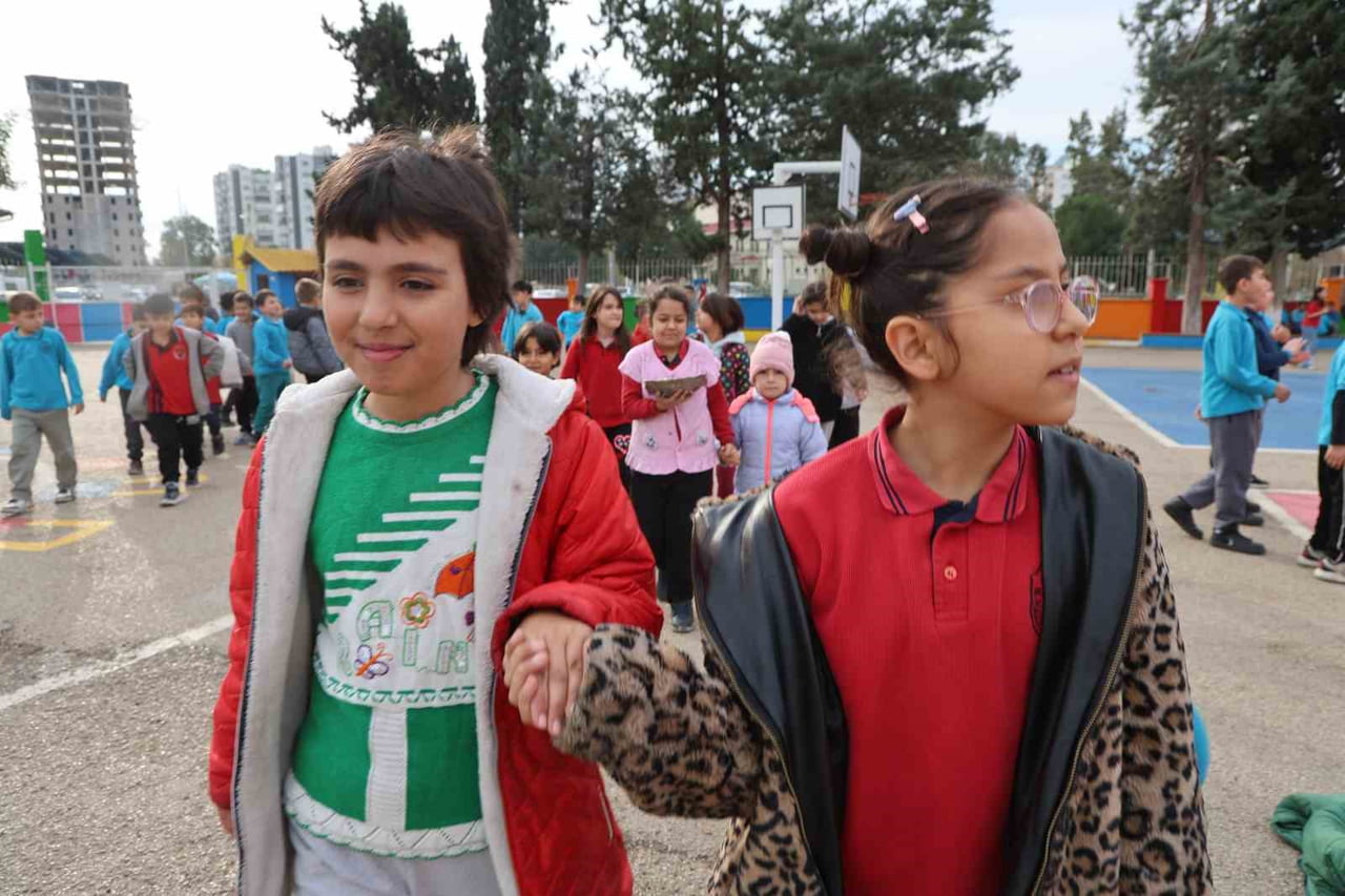 ADANA’NIN KOZAN İLÇESİNDE 9 YAŞINDAKİ MİNİK ÖĞRENCİLER, OKULLARDA YAŞANAN AKRAN ZORBALIĞI VE...