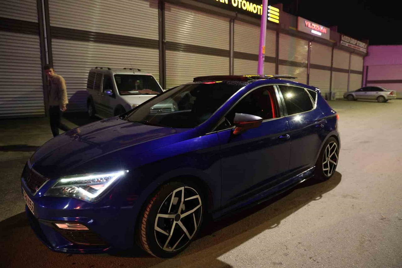 ADANA’NIN KOZAN İLÇESİNDE, SOSYAL MEDYA ÜZERİNDEN ORGANİZE OLAN MODİFİYE VE OTOMOBİL TUTKUNU...