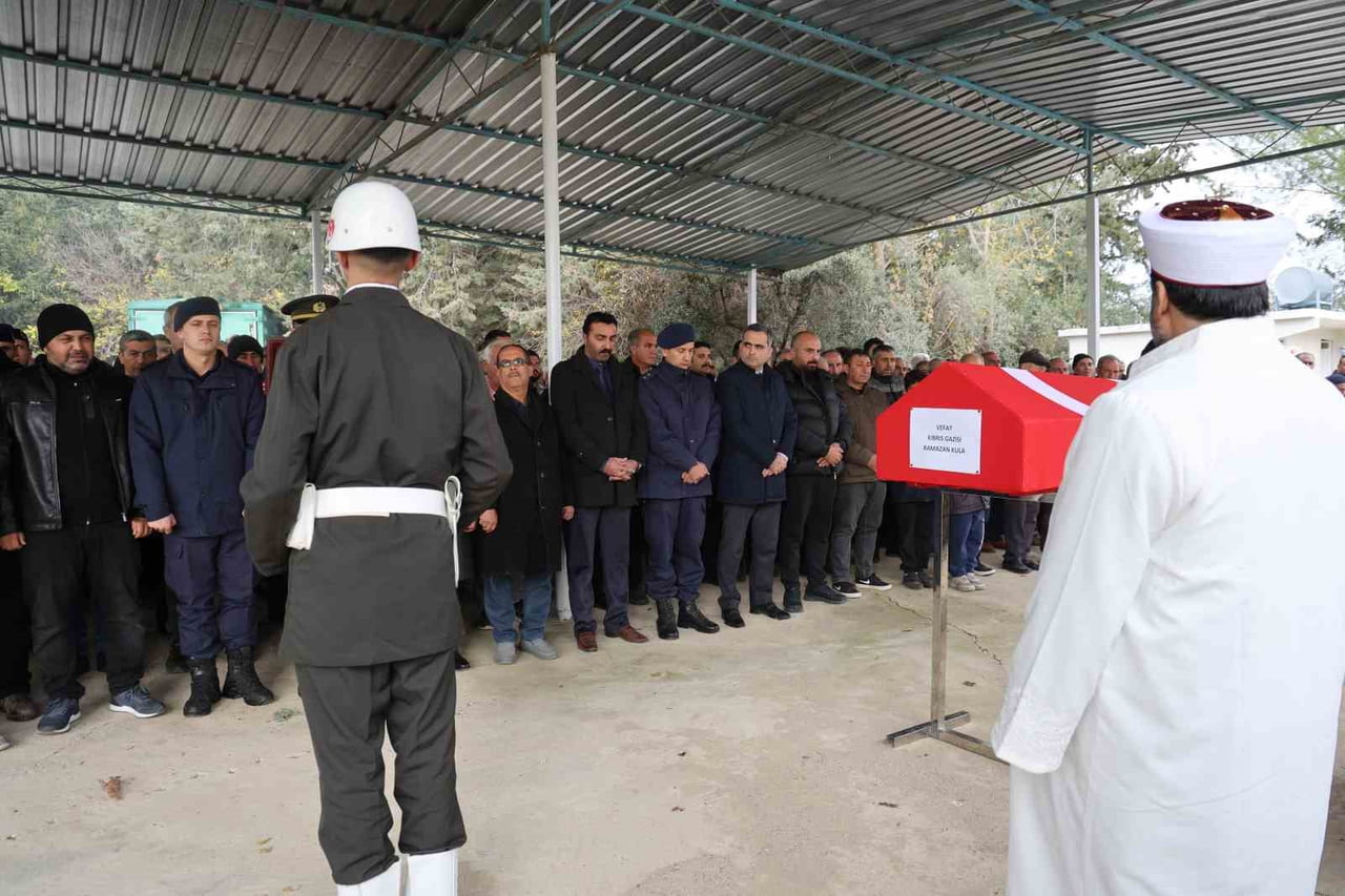 ADANA’NIN KOZAN İLÇESİNDE YAŞAYAN KIBRIS GAZİSİ RAMAZAN KULA, DÜZENLENEN ASKERİ TÖRENLE SON...
