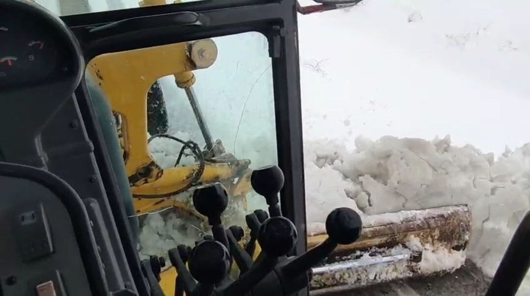 ADANA’YI KAYSERİ’YE BAĞLAYAN GEZBELİ GEÇİDİNDE KAR YAĞIŞI NEDENİYLE KAPANAN YOL EKİPLERİN...