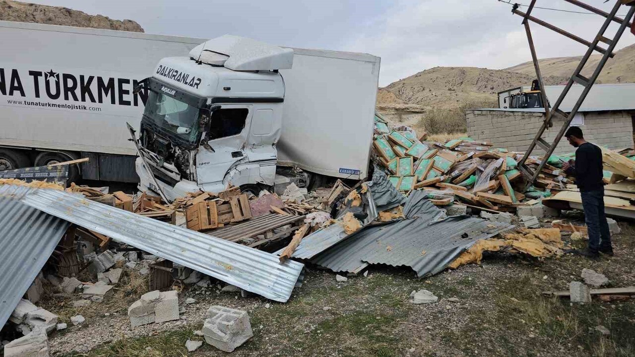 ADİLCEVAZ'DA TAVUK ETİ YÜKLÜ TIR KAZA YAPTI