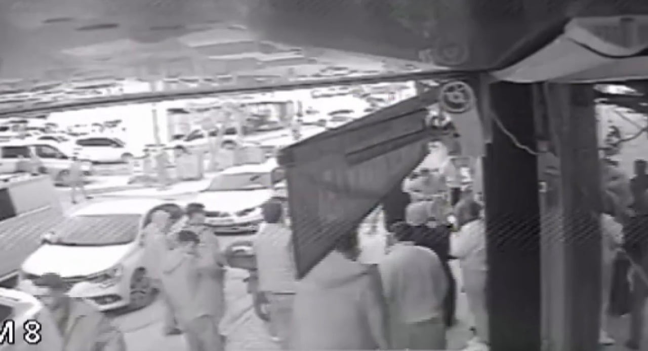 ADIYAMAN'DA BİR GRUP ŞAHSIN, YOLDA YÜRÜYEN GENÇ KIZLARA EL KOL HAREKETİ YAPMASI, YUMRUKLU VE...