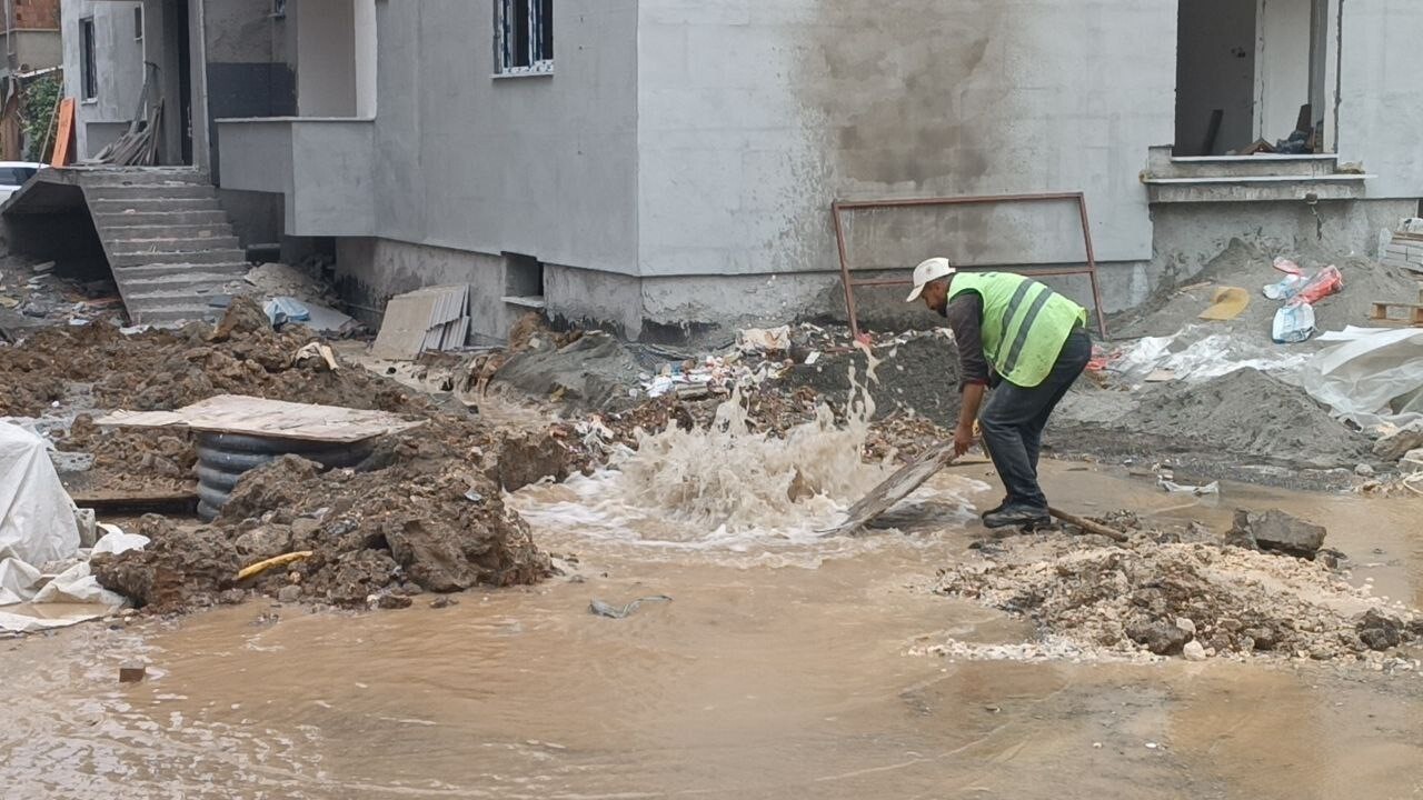 ADIYAMAN'DA İNŞAAT ÇALIŞMASI SIRASINDA İŞ MAKİNESİ TARAFINDAN DELİNEN DOĞAL GAZ BORUSU EKİPLERİ...