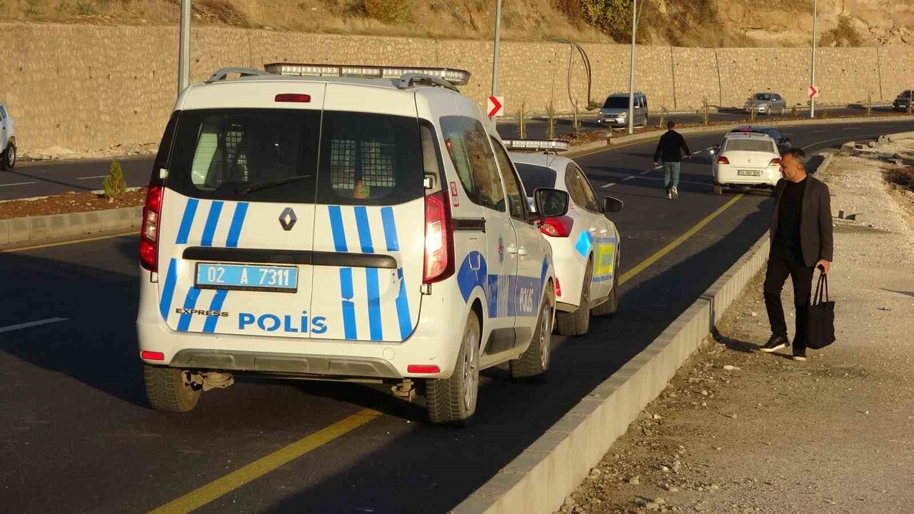 ADIYAMAN'DA YAKLAŞIK 30 METRELİK ŞARAMPOLDEN AŞAĞI UÇAN OTOMOBİLDEKİ 2 KİŞİ, BURUNLARI BİLE...