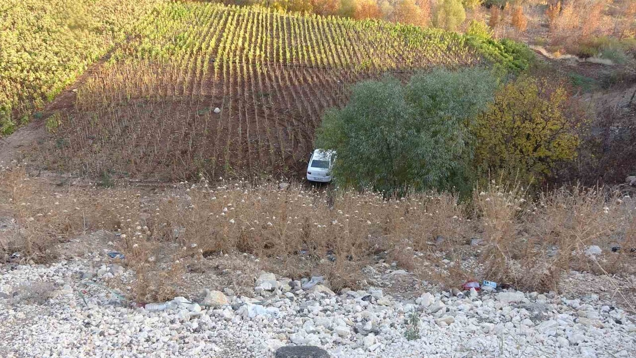 ADIYAMAN'DA YAKLAŞIK 30 METRELİK ŞARAMPOLDEN AŞAĞI UÇAN OTOMOBİLDEKİ 2 KİŞİ, BURUNLARI BİLE...